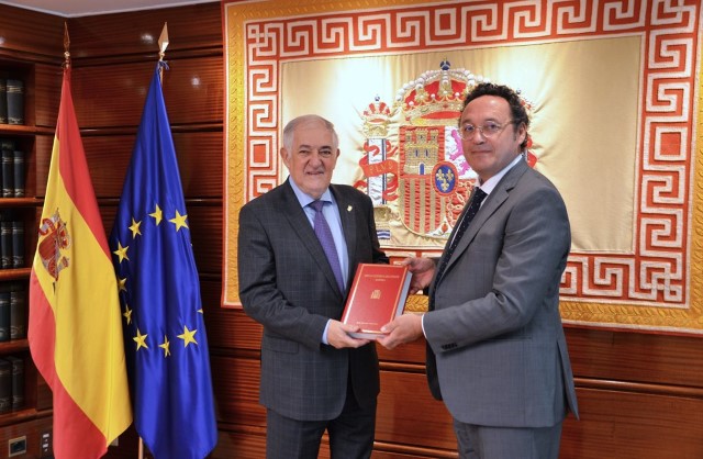 Visita del Fiscal General del Estado al Presidente del TC para la entrega de la Memoria de la Fiscalía